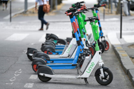 Le public votera sur le maintien ou non des scooters électriques de location à Paris