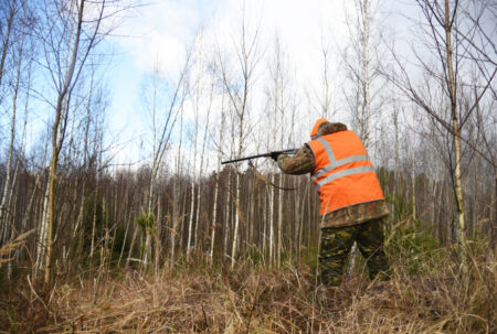 Le tir d'un chasseur brise la vitre d'une voiture en passant près du conducteur en Normandie