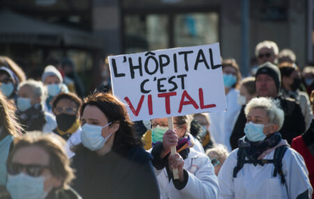 Les soignants français rejettent les projets de Macron de réformer le système