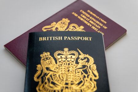 Prévoit d'augmenter les frais de demande de passeport britannique à l'étranger