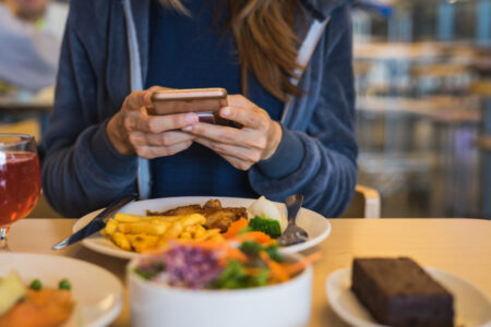Un restaurateur français essaie d'encourager une utilisation moindre du téléphone pendant les repas