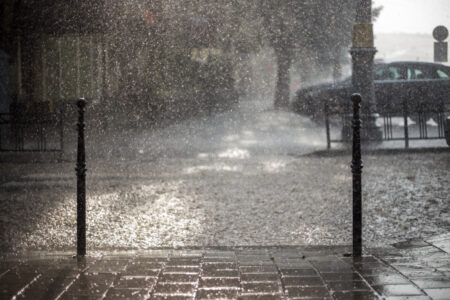 Vents violents, fortes pluies, neige : la majeure partie de la France placée en alerte météo