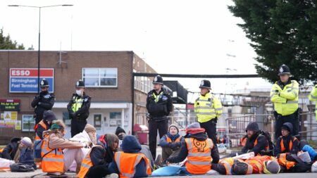 En Grande-Bretagne, un juge condamne sept militants écologistes, tout en saluant leur "admirable" intention de sauver la planète
                              Dans un tribunal du district de Birmimgham, le juge Graham Wilkinson a condamné des militants de "Just Stop Oil" pour avoir bloqué une voie menant à un terminal pétrolier. Avant de souligner leurs int...