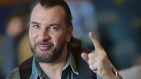"J'ai du mal à ne pas parodier une situation" : Michaël Youn récidive dans son nouveau film, "BDE"
                              Tous les jours, une personnalité s'invite dans le monde d'Élodie Suigo. Aujourd’hui, l’acteur, rappeur, animateur et réalisateur, Michaël Youn. Il sort son film "BDE", avec Héléna Noguerra et Lucien J...