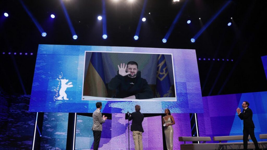 La Berlinale s'est ouverte sur un discours de Volodymyr Zelensky, près d'un an après le début de la guerre en Ukraine