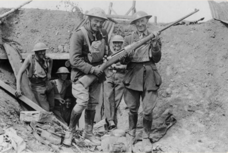 Canon antichar de la Première Guerre mondiale stocké dans un grenier en France à conserver