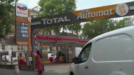 Carburants : le litre d'essence et de diesel plafonné à 1,99 euro dans les stations de TotalEnergies en 2023
                              Les prix du litre d'essence et de diesel vont être plafonnés à 1,99 euro dans les stations-service de TotalEnergies pour l'ensemble de l'année 2023. La mesure sera effective à partir du samedi 25 févr...