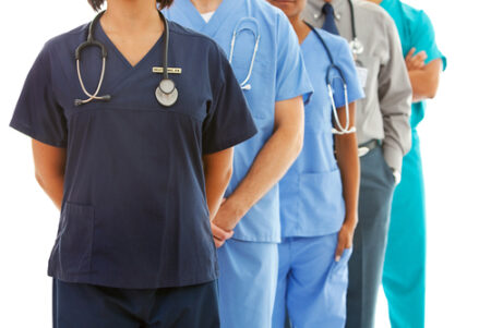 Comment la pénurie de médecins en France se compare-t-elle à d'autres pays ?