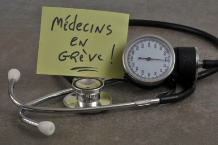 D'autres grèves de médecins généralistes sont attendues en France après le rejet de la proposition d'augmentation des frais