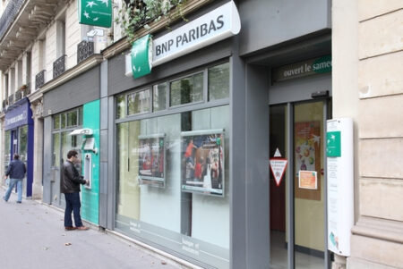 Des distributeurs automatiques de billets vandalisés dans toute la France par des militants pour le climat
