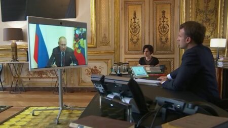Guerre en Ukraine : retour sur un an de diplomatie entre Paris et Moscou
                              Longtemps, Emmanuel Macron a voulu maintenir le dialogue avec le président russe Vladimir Poutine pour faire cesser la guerre en Ukraine. Mais depuis septembre dernier, la connexion semble rompue entr...