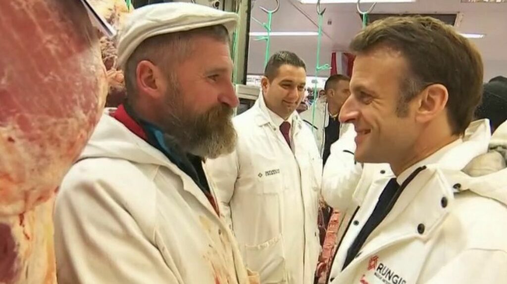 Réforme des retraites : Emmanuel Macron défend son projet de loi au marché de Rungis
                              Emmanuel Macron est en visite au marché de Rungis, dans le Val-de-Marne, dans la matinée du mardi 21 février, pour parler aux travailleurs qui se lèvent tôt. L'occasion pour le chef de l'État de défen...