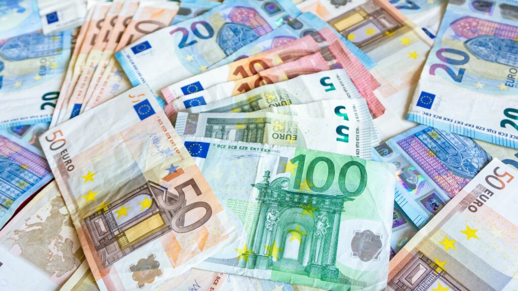 Arnaque au "faux président" : des escrocs volent plus de 38 millions d’euros à deux entreprises en se faisant passer pour le PDG