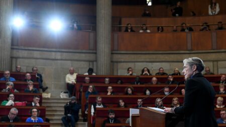 Fin de vie : si la Convention citoyenne souhaite aller plus loin dans l'aide active à mourir, le débat n'est pas politiquement tranché
                              Les citoyens réunis, depuis décembre au sein de la Convention citoyenne sur la fin de vie et la question de l'aide active à mourir, souhaitent aller plus loin que l'actuelle loi qui n' autorise que la...