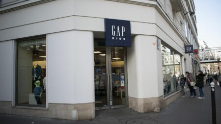Gap France : le parquet requiert le placement en redressement judiciaire des 20 magasins de l'enseigne
                              Une décision du tribunal est attendue mercredi. La semaine passée, Gap France avait annoncé être "momentanément contraint de stopper les commandes e-commerce".