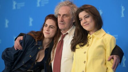 Berlinale 2023 : le cinéaste Philippe Garrel en lice pour l'Ours d'Or avec "Le Grand Chariot" où il dirige ses trois enfants
                              Le cinéaste de 74 ans jure ne pas avoir voulu faire une "autofiction" avec "Le Grand Chariot" : le film met pourtant en scène de façon quasi transparente sa propre famille et questionne l'idée de l'hé...