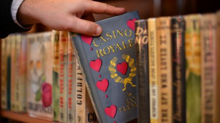 James Bond : l'éditeur retire des passages jugés racistes des livres d'Ian Flemming
                              Une nouvelle édition des aventures du célèbre espion britannique doit paraître prochainement. Les romans ont été réécrits en expurgeant certains passages jugés offensants.