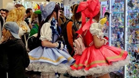 Japan Expo Sud : le cosplay, cet art très populaire mêlant costumes et incarnations de personnages, rayonne à Marseille
                              Le soleil levant investit la cité phocéenne tous les ans avec la Japan Expo Sud. Un lien syncrétique entre culture nipponne et française incarné par une discipline en pleine ascension ces dernières an...
