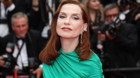 Cinéma : "La syndicaliste est un personnage assez extraordinaire", estime Isabelle Huppert qui incarne Maureen Kearney dans le film de Jean-Paul Salomé
                              Ce long-métrage raconte l'histoire vraie d'une déléguée CFDT chez Areva qui en 2012 devient une lanceuse d'alerte pour dénoncer un contrat nucléaire avec la Chine et le risque de transfert de technolo...