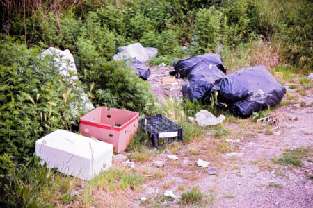 La gendarmerie retrouve une femme qui a jeté une pile d'articles dans un champ en France