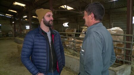 "L’amour vache" : le documentaire d’Edouard Bergeon raconte la douloureuse histoire d’un couple d’agriculteurs du Béarn
                              Obligés de faire abattre leur troupeau touché par la tuberculose, Sylvie et Bernard Dahetz ont tout perdu en 2020. Une épreuve filmée par le réalisateur Edouard Bergeon. Ce documentaire sera diffusé l...