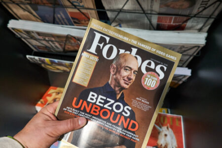 Le président français critiqué pour avoir décerné la Légion d'honneur à Jeff Bezos