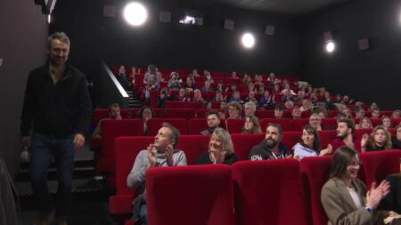 Retour sur les terres de tournage bretonnes pour "Les Trois Mousquetaires" en avant-première à Saint Malo
                              Une partie du film "Les Trois Mousquetaires" a été tournée à Saint-Malo et ses alentours. L'occasion pour les figurants présents dans la salle de voir le résultat de leur prestation.