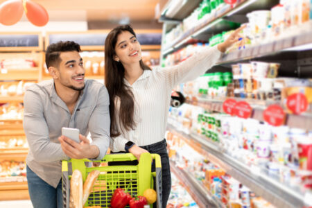 Les acheteurs célibataires affichent leur statut avec un "panier d'amour" dans un supermarché français