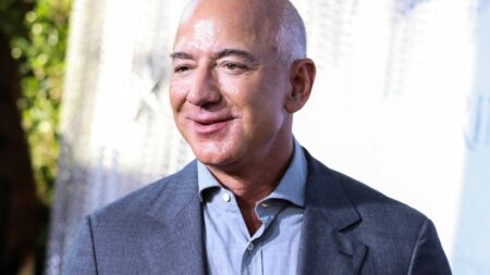 Emmanuel Macron remet les insignes de la Légion d'honneur au fondateur d'Amazon, réactions indignées à gauche
                              Cette décoration remise à Jeff Bezos le 16 février, jour de mobilisation contre la réforme des retraites, a scandalisé de nombreux élus de gauche.