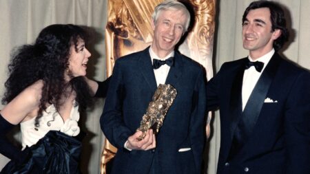 Michel Deville, réalisateur de "Péril en la demeure" et de "La maladie de Sachs", est mort à l'âge de 91 ans
                              Le cinéaste et scénariste, connu pour ses adaptations cinématographiques, a reçu deux César, en 1979 puis en 1986.