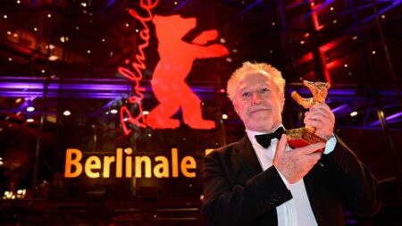 Berlinale : le documentaire "Sur l'Adamant" du Français Nicolas Philibert remporte l'Ours d'or
                              Le réalisateur français Philippe Garrel a, quant à lui, été sacré meilleur réalisateur par le festival de cinéma de Berlin pour son film "Le Grand Chariot".