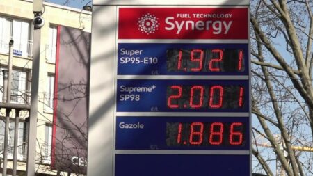 Prix des carburants : une nouvelle ristourne pour le diesel ?
                              Mardi 21 février, Emmanuel Macron a demandé aux groupes pétroliers de mettre en place une aide pour le diesel. TotalEnergies n'a pas annoncé de nouvelles mesures.