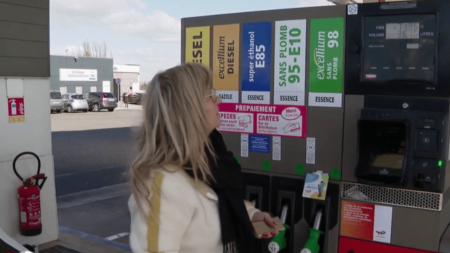 Prix des carburants : pourquoi sont-ils aussi élevés ?
                              Malgré l’annonce du plafonnement du coût du litre à 1,99 euro par Total, le prix du carburant reste élevé. Comment expliquer ce phénomène ?