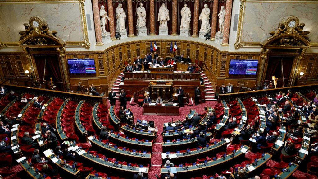 Réforme des retraites : "Au Sénat, on n'est pas au spectacle", taclent des parlementaires avant l'examen du texte
                              La réforme des retraites arrive cette semaine au Sénat pour les premiers débats en séance. Cette fois, la majorité est composée de la droite et du centre. Cette majorité est favorable au report de l'â...