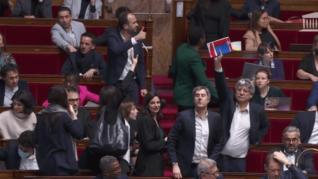 Réforme des retraites : l’examen du texte s’est achevé dans une dernière nuit de chaos à l'Assemblée nationale