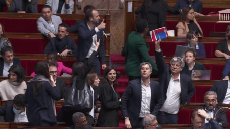 Réforme des retraites : l’examen du texte s’est achevé dans une dernière nuit de chaos à l'Assemblée nationale