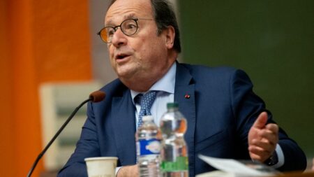Réforme des retraites : François Hollande déplore un "formidable gâchis"
                              "Aucun des acteurs n'en sort victorieux", estime l'ancien président socialiste, qui critique à la fois l'attitude du gouvernement et celle de l'ensemble des forces politiques.