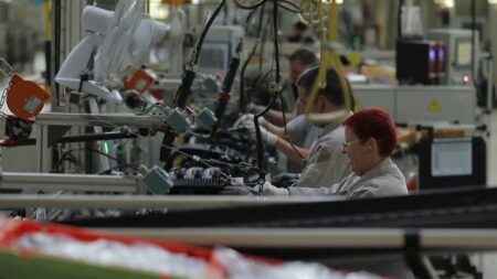 Entreprises : Stellantis a reversé à ses salariés plus de 4 000 euros de primes
                              Stellantis a réalisé des profits record l'an dernier avec un bénéfice net de 16,8 milliards d'euros. Le constructeur automobile a décidé de redistribuer 2 milliards à ses salariés sous forme de primes...