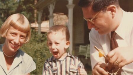 Cinéma : l'enfance de Steven Spielberg racontée dans le film "The Fabelmans"
                              "The Fabelmans", qui sort en salle mercredi 22 février, est un magnifique récit sur l'enfance du réalisateur américain Steven Spielberg et sur la naissance de sa vocation.