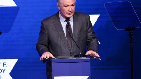 Tir mortel d'Alec Baldwin sur un tournage : les enquêteurs abandonnent une circonstance aggravante visant l'acteur
                              La décision de la justice abaisse les conséquences potentielles d'une condamnation au pénal de l'acteur, également poursuivi au civil.