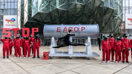 Mégaprojet de TotalEnergies en Afrique : quatre questions sur le "devoir de vigilance" qui vaut au groupe d'être assigné en justice
                              Des ONG accusent le géant pétrolier de mener son chantier en Ouganda et en Tanzanie au mépris des droits humains et de l'environnement. La décision est attendue mardi 28 février.