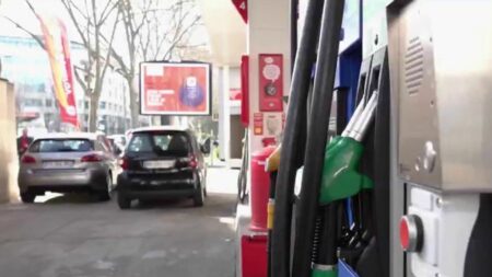 Prix des carburants : vers une nouvelle ristourne de TotalEnergies ?
                              Emmanuel Macron a demandé à TotalEnergies une nouvelle remise sur le carburant, lors de son déplacement à Rungis, dans le Val-de-Marne, dans la matinée du mardi 21 février. Au début du mois, le PDG du...