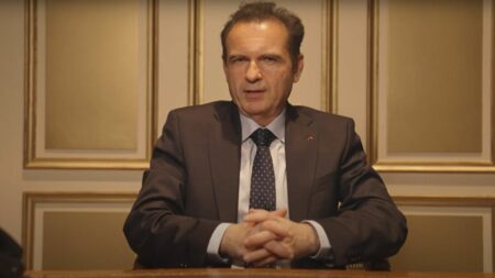 "Un président ne devrait pas dire ça" : après le livre, une pièce de théâtre montre "les coulisses du pouvoir et du contre-pouvoir"
                              Le livre "Un président ne devrait pas dire ça" retranscrivait une soixantaine d'entretiens entre deux journalistes du quotidien "Le Monde" et François Hollande, lorsqu’il était à l’Elysée.