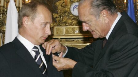 Guerre en Ukraine : le jour où Jacques Chirac a discrètement remis la Légion d'honneur à Vladimir Poutine
                              Le 22 septembre 2006, l'ancien président français décorait son homologue russe pour célébrer "l'amitié" entre les deux pays. Aujourd'hui, avec la guerre en Ukraine, le contexte a bien changé.