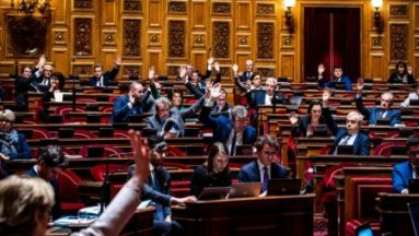 Réforme des retraites : quatre questions sur le "CDI seniors" voté par le Sénat contre l'avis du gouvernement
                              Les sénateurs de droite veulent favoriser l'emploi des salariés les plus âgés avec ce nouveau type de contrat, critiqué par l'exécutif et diversement apprécié par les partenaires sociaux.