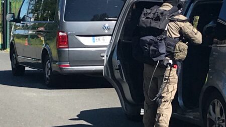 Dordogne : traqué pendant 36 heures par les gendarmes, le forcené Terry Dupin sera jugé en correctionnelle fin avril
                              Le forcené comparaîtra fin avril devant le tribunal correctionnel de Périgueux. Cet homme s'en était pris à son ex-compagne avant de prendre la fuite au Lardin-Saint-Lazare en Dordogne. Le GIGN avait ...