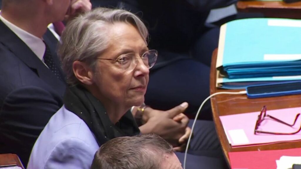 Politique : le gouvernement va-t-il ralentir le rythme des réformes ?
                              Alors que la réforme des retraites est au cœur de tous les débats, le projet de loi immigration ou encore le plan sur l'eau ont été reportés par l'exécutif.