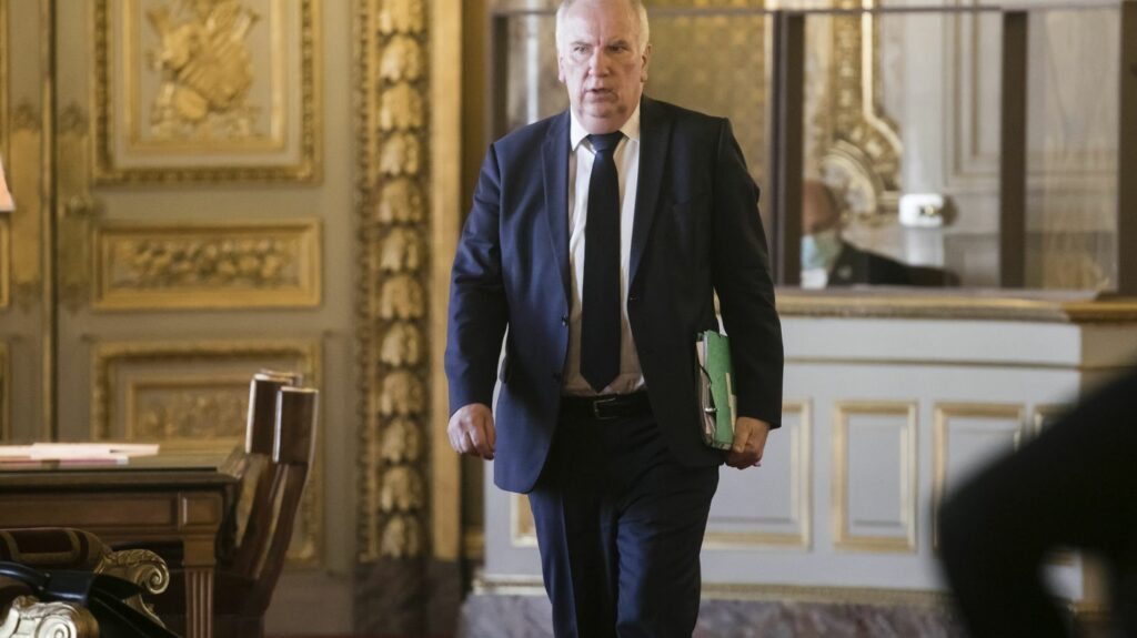Perquisitions dans cinq banques en France : "Bercy a des comptes à demander", selon le vice-président de la commission des finances du Sénat
                              "Le Sénat avait raison en 2018", fait valoir le sénateur communiste Éric Bocquet. Un amendement avait été déposé à l'époque "pour contrecarrer ces pratiques illicites", rappelle-t-il.