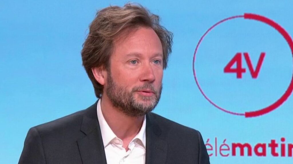 Réforme des retraites : pour sortir de la crise, "il faut suspendre ou retirer cette réforme", estime Boris Vallaud, président du groupe socialiste à l'Assemblée
                              Boris Vallaud, député et président du groupe socialiste à l'Assemblée nationale, était l'invité des "4 Vérités" sur France 2, jeudi 30 mars.