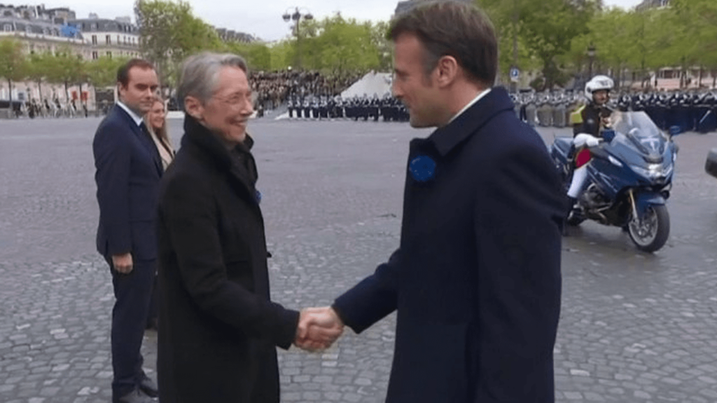Réforme des retraites : Elisabeth Borne souhaite "de l’apaisement" avec les syndicats
                              Le président de la République recevra lundi 27 mars Elisabeth Borne à l’Élysée. La Première ministre s’est exprimée dans la soirée de dimanche à l’AFP, avec quelques messages d’apaisement.